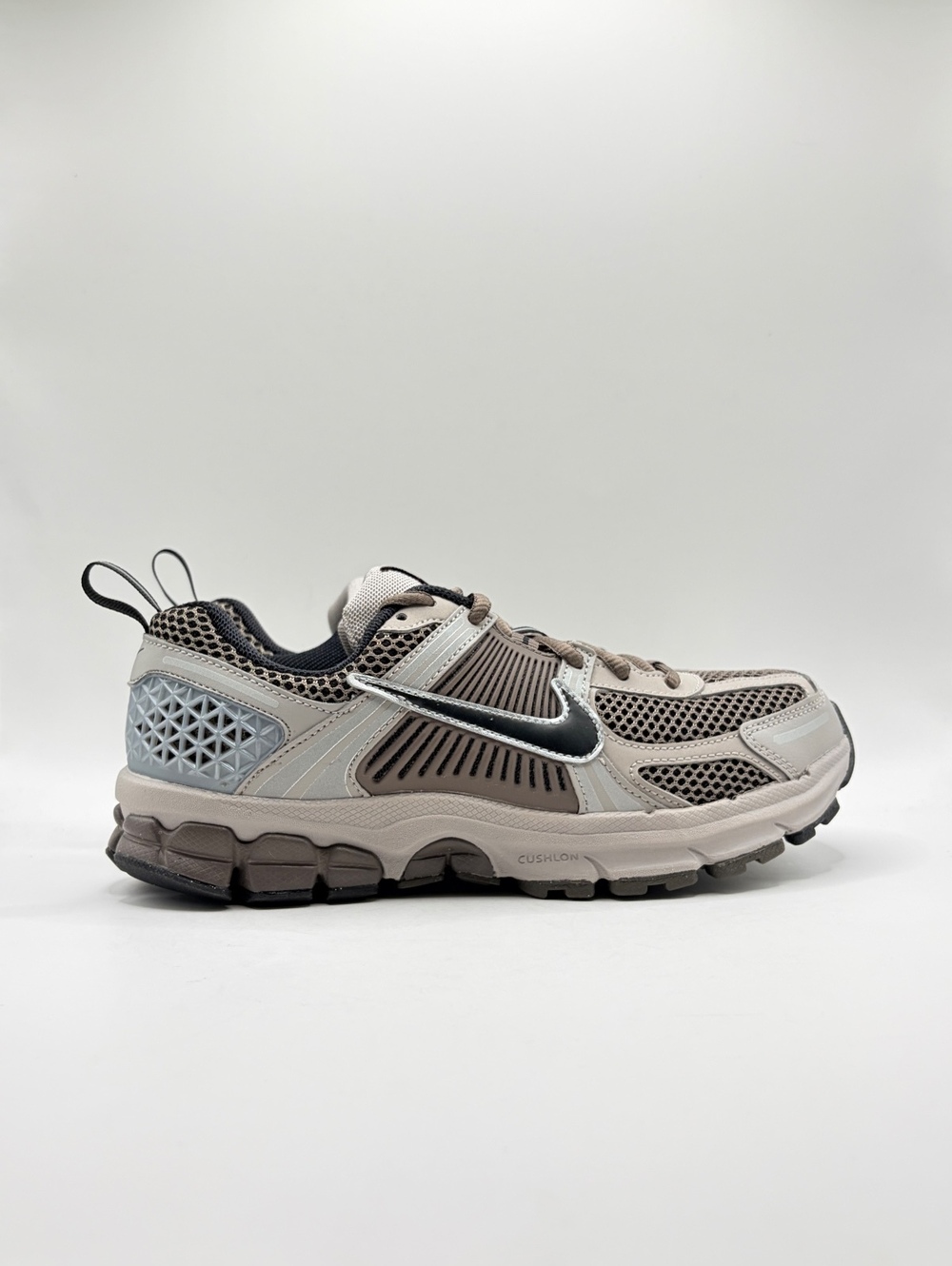 Nike Zoom Vomero 5 GS College Grey Black Cave Stone 5.5 Y / 7 Women’s